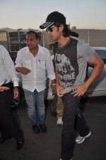 Hrithik Roshan leave for New Year_s celebration in Airport, Mumbai on 28th Dec 2011 (18).JPG